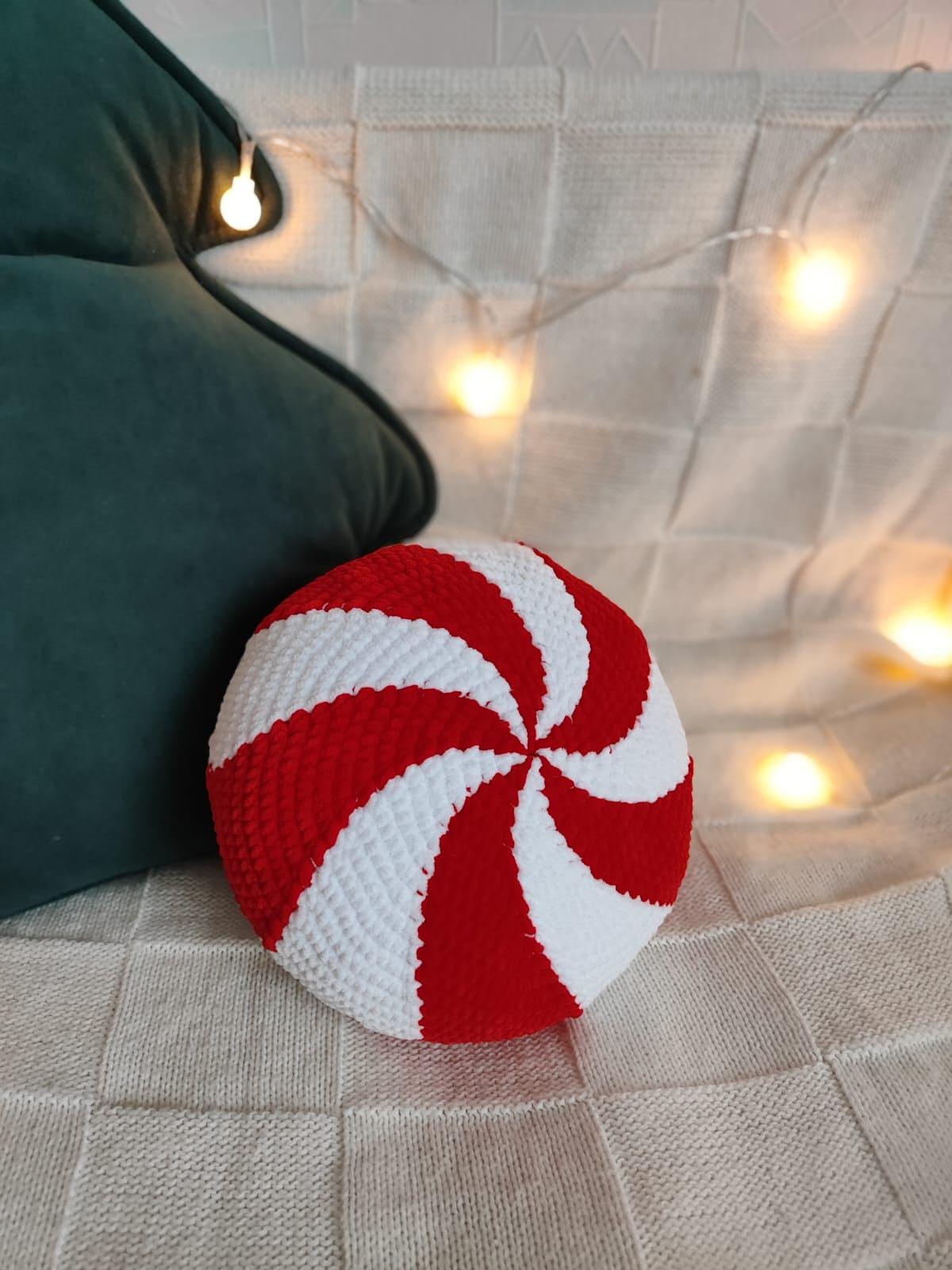 Peppermint Candy Pillow Crochet Pattern — example project 4
